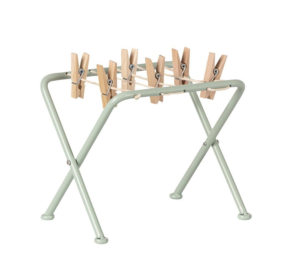 Drying rack with pegs