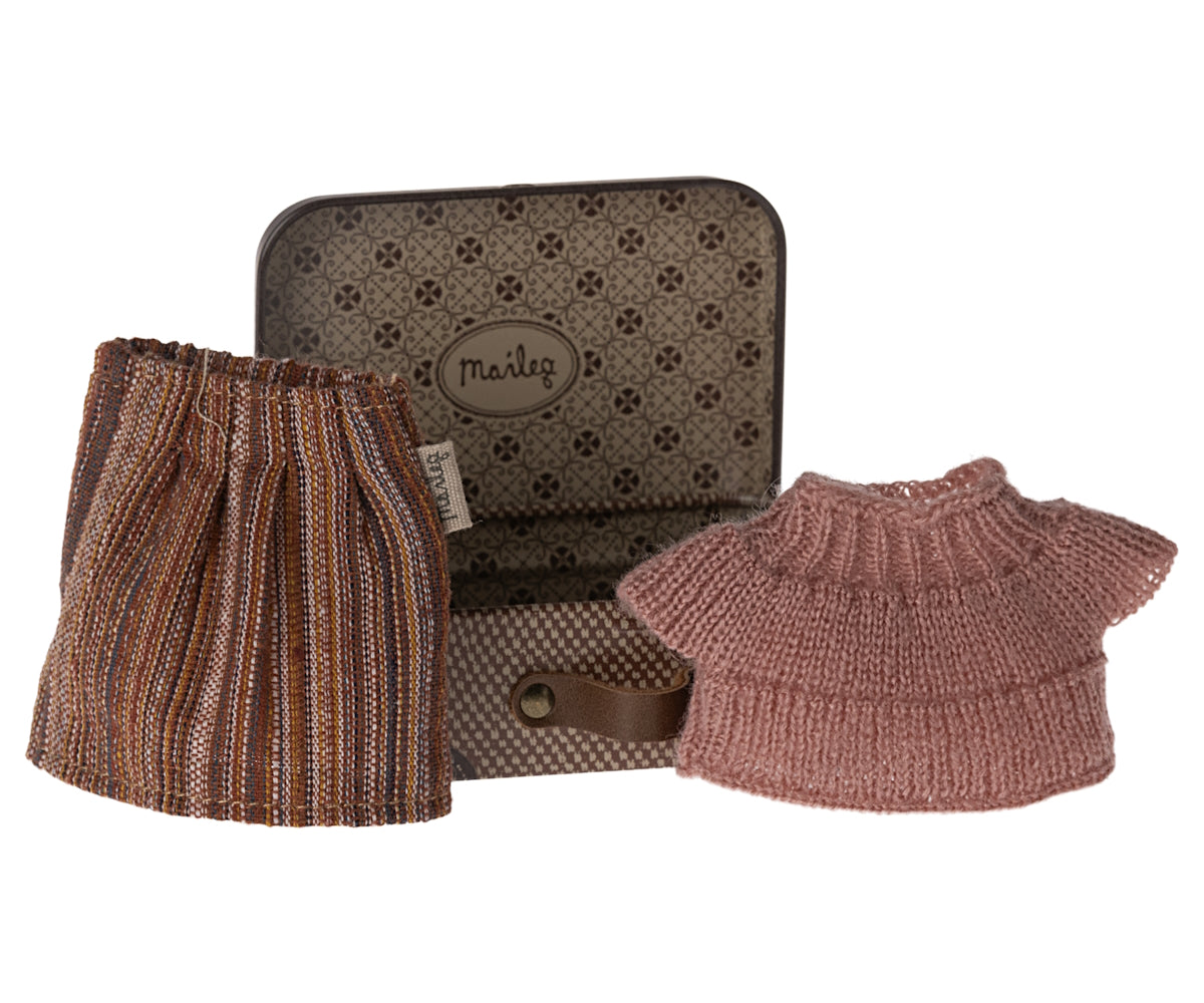 Knitted Blouse & Skirt in Suitcase Grandma Mouse