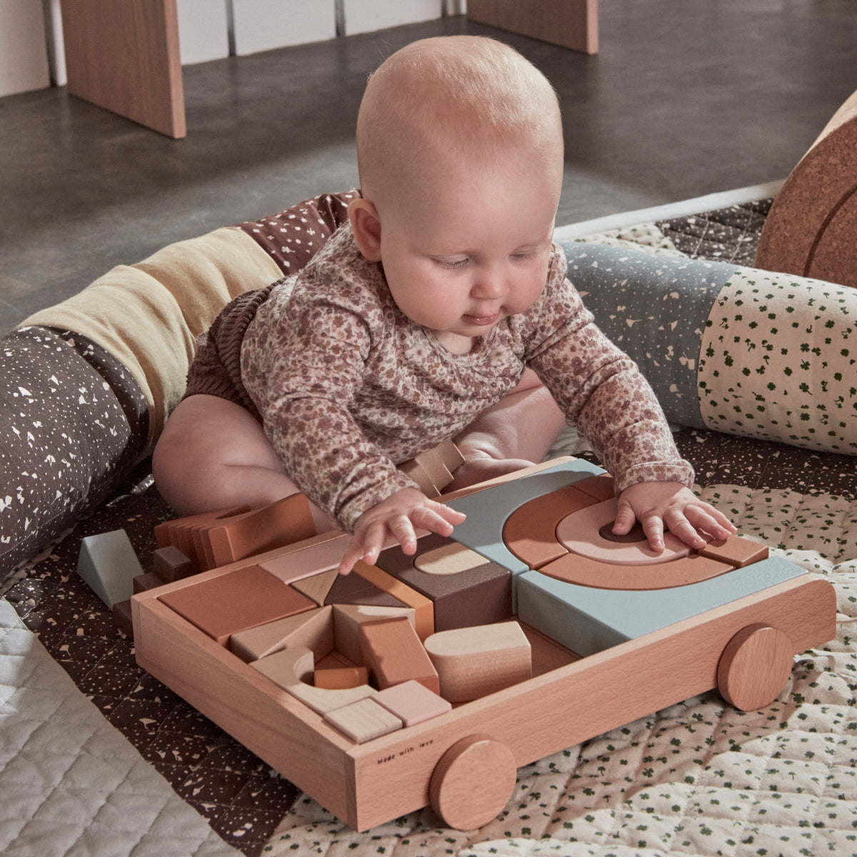 OYOY-wooden-rainbow-wagon-w-blocks