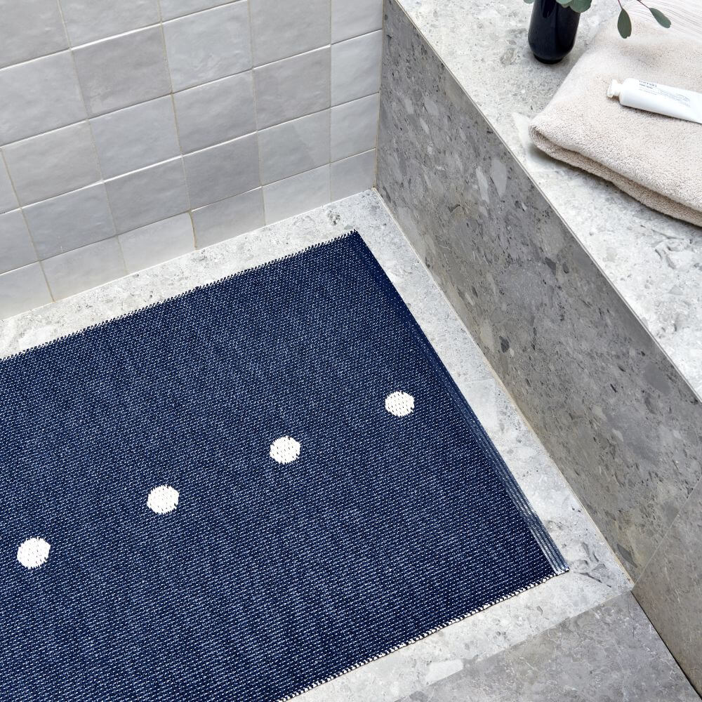 Pappelina_Rug_Peg_Dark_Blue_Lifestyle