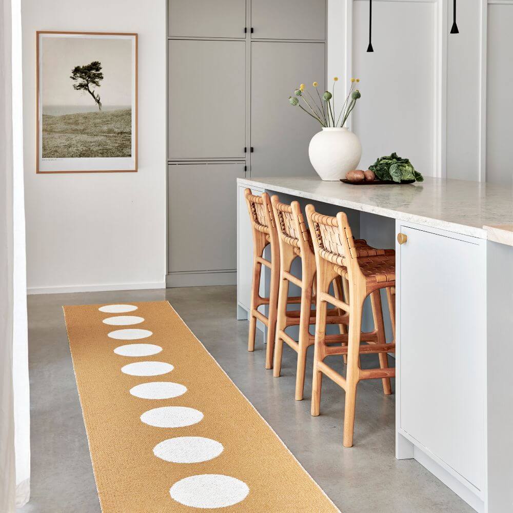 Pappelina_Rug_Vera_Ochre_Lifestyle_Kitchen